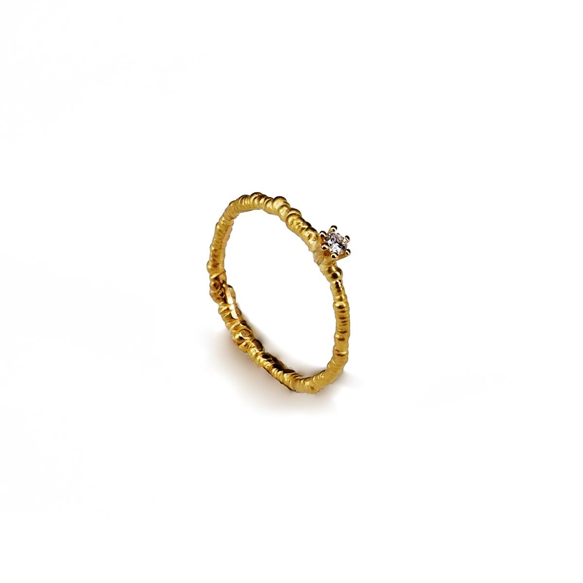 Anillo Bremi de oro amarillo con un diamante .0,04ct sobre grapa hexagonal | AR-3680946PU